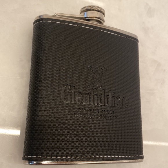 Glenfiddich Flask 7oz - Stainless Steel Funnel and 2 Shot Glasses in a Box - Picture 3 of 6